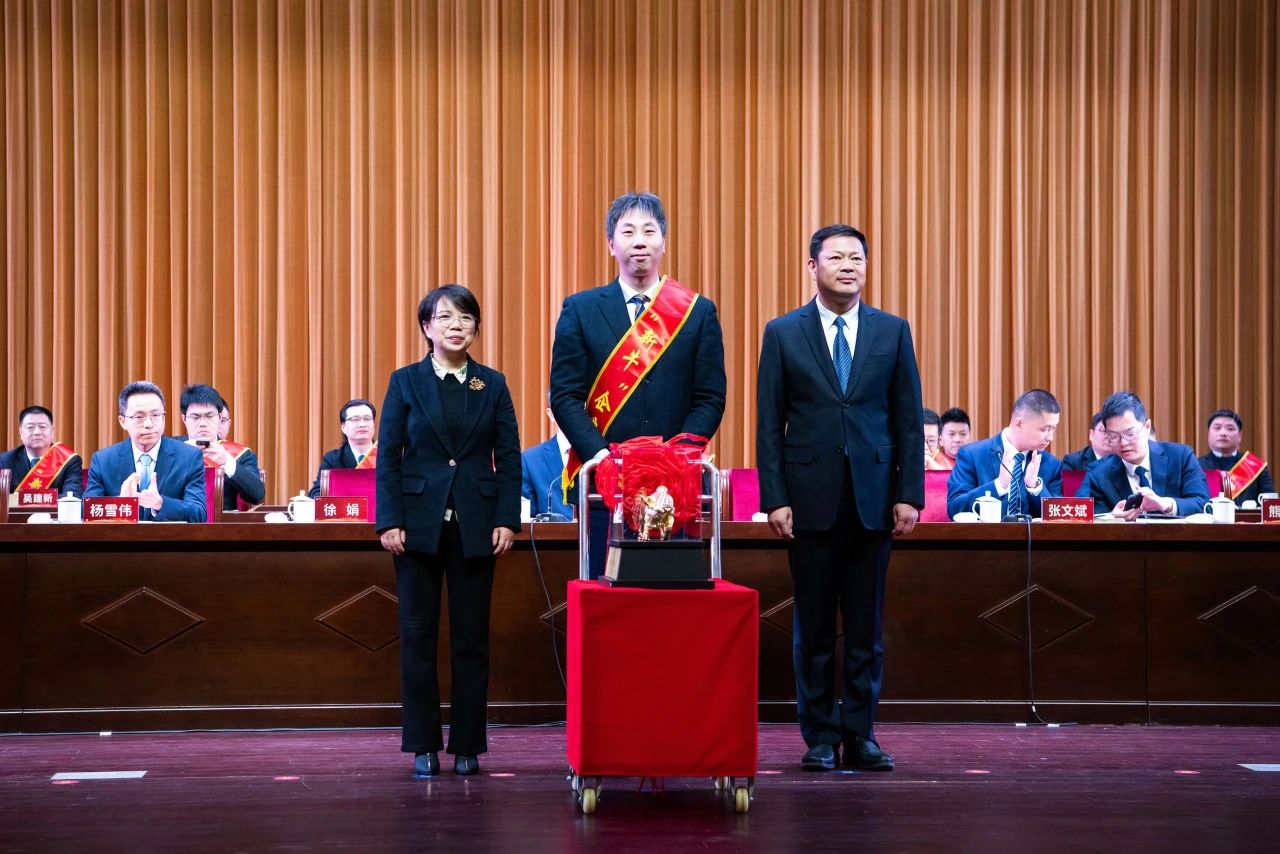 開門紅 | 巨人集團(tuán)獲區(qū)多項(xiàng)表彰